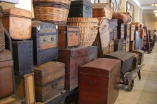 Zahlreiche gestapelte Koffer, Körbe und Truhen