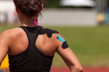Sportlerin mit Kinesiotape Sportlerin mit Kinesiotape